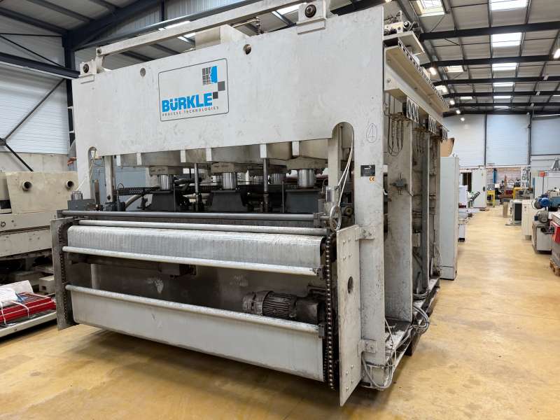 Presse au défilé 2700 x 3200 mm 