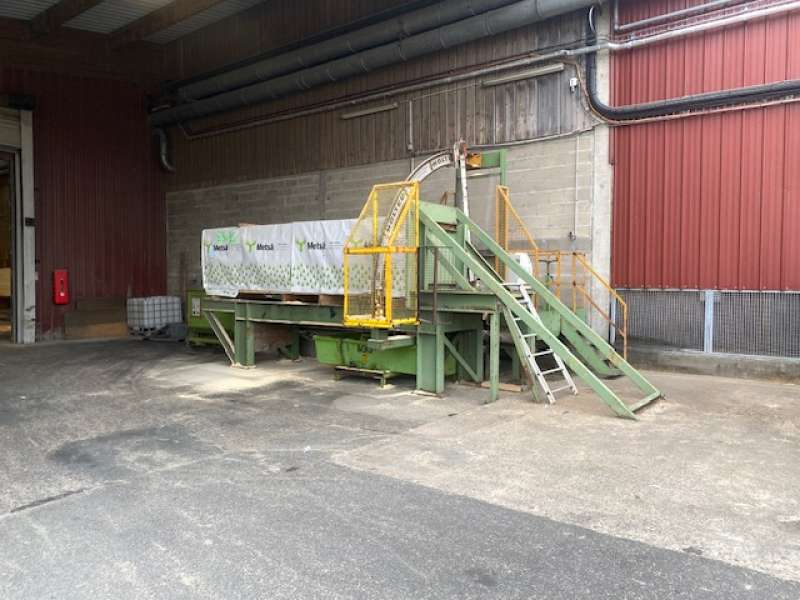 tronçonneuse à paquet en poste fixe 